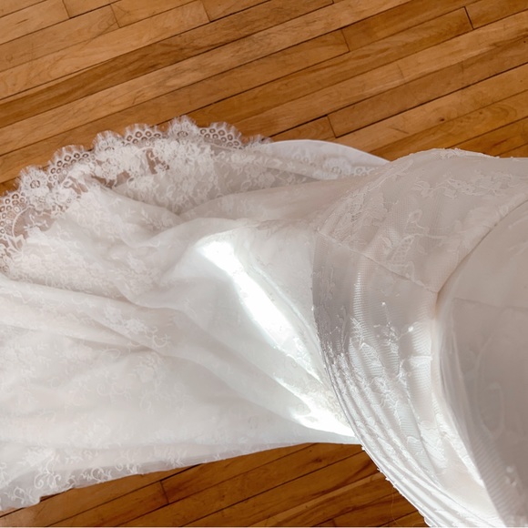 Ivory Lace Strapless Wedding Dress - NWT - Picture 8 of 16